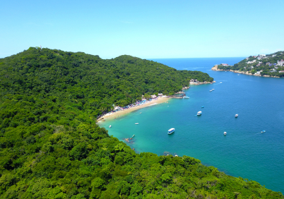 Vista desde el cielo de las playas de la Isla La Roqueta, al fondo el Islote de la Hierbabuena donde reside la Virgen Monumental Reina de los Mares