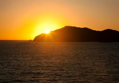 Una postal de los años 60s, cuando La Roqueta ya era el paraíso elegido por turistas, buscando la belleza intacta y las aventuras bajo el sol de Acapulco.