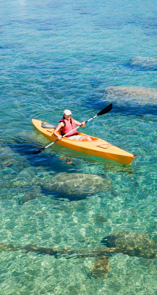 Mujer que navega en kayak en las playas de Isla La Roqueta