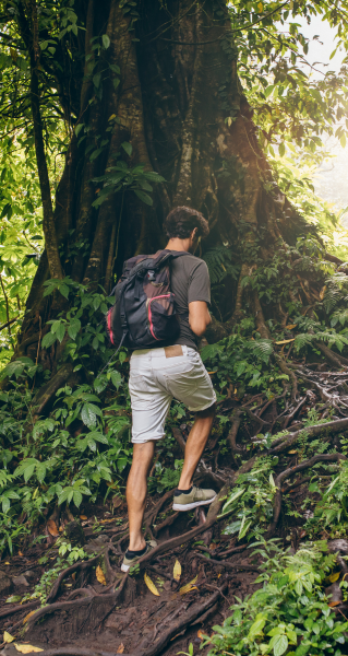 Joven que hace senderismo en la Isla La Roqueta en Acapulco