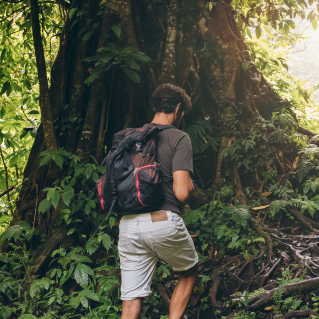 Joven que hace senderismo en la Isla La Roqueta en Acapulco