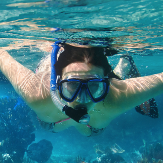 Mujer que bucea con snorkel en las playas de Isla La Roqueta